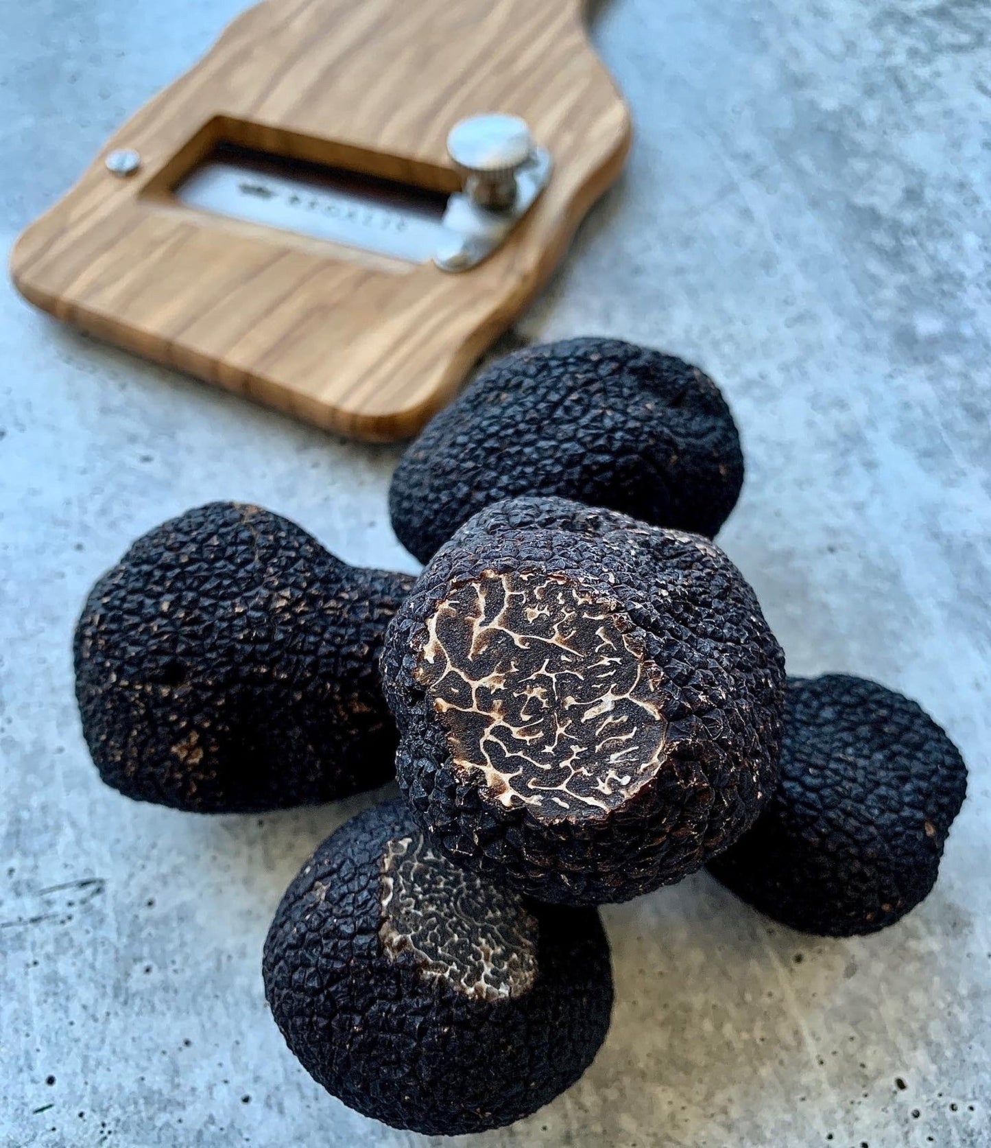 Fresh Winter Black Truffles (Périgord)